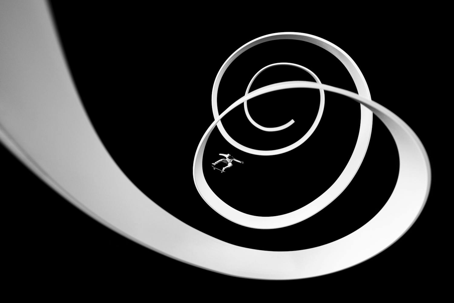 The Spiral Manipuloitu kuva skeittaavasta miehestä.